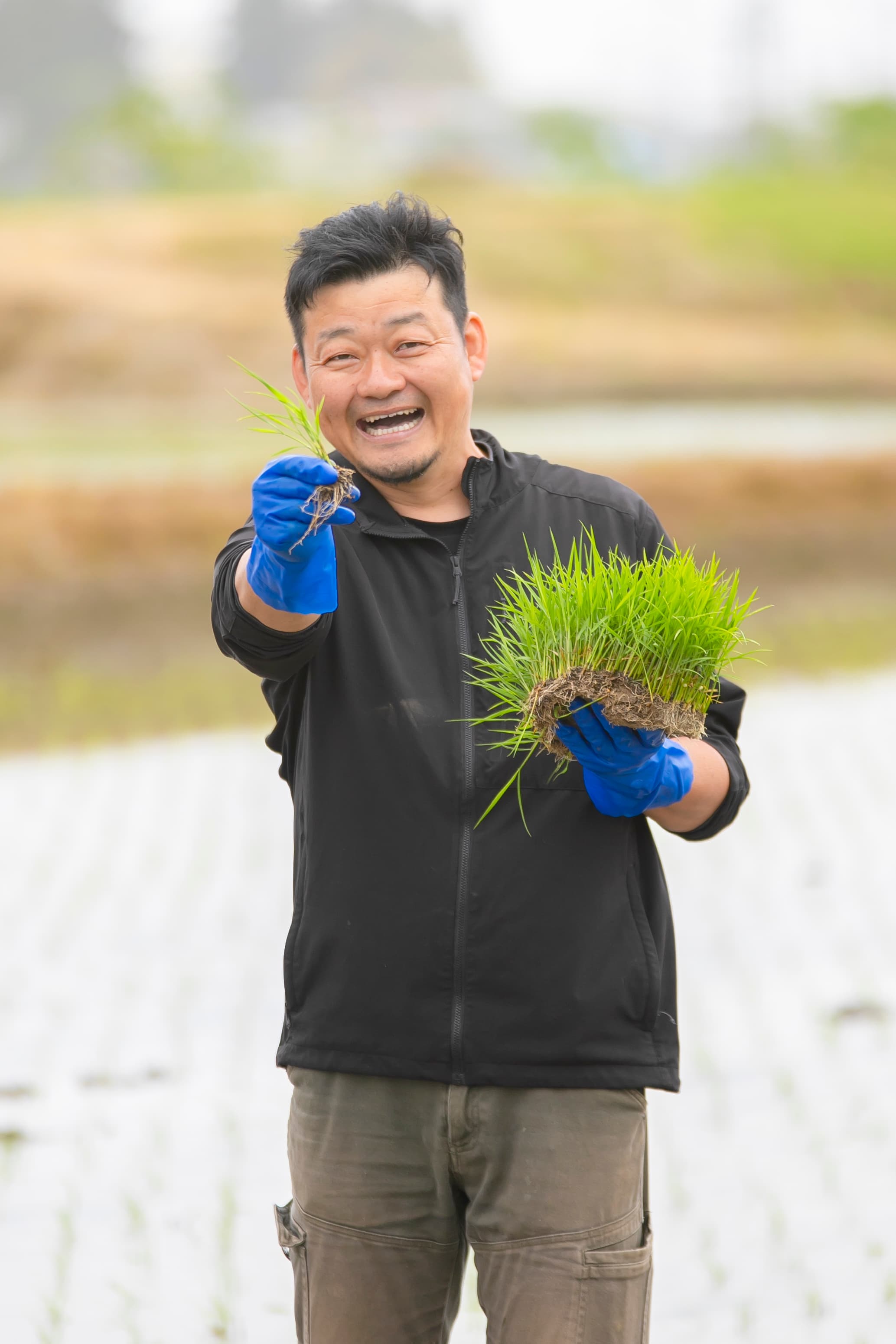 ひうら農場で苗を手にする生産者